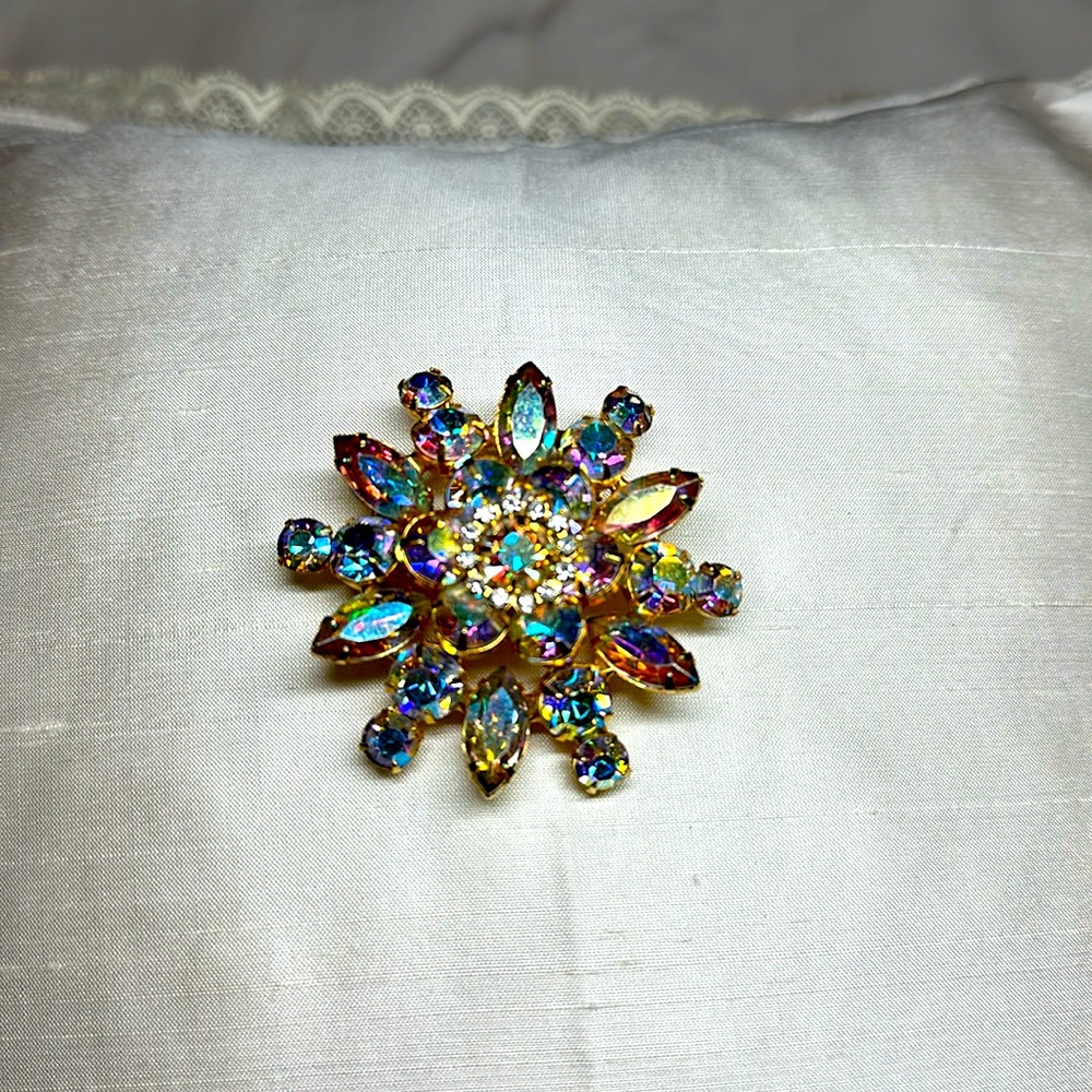 Sparkling Rhinestones Round Vintage Statement Brooch 2” Diameter Gorgeous 🔥🔥🤩